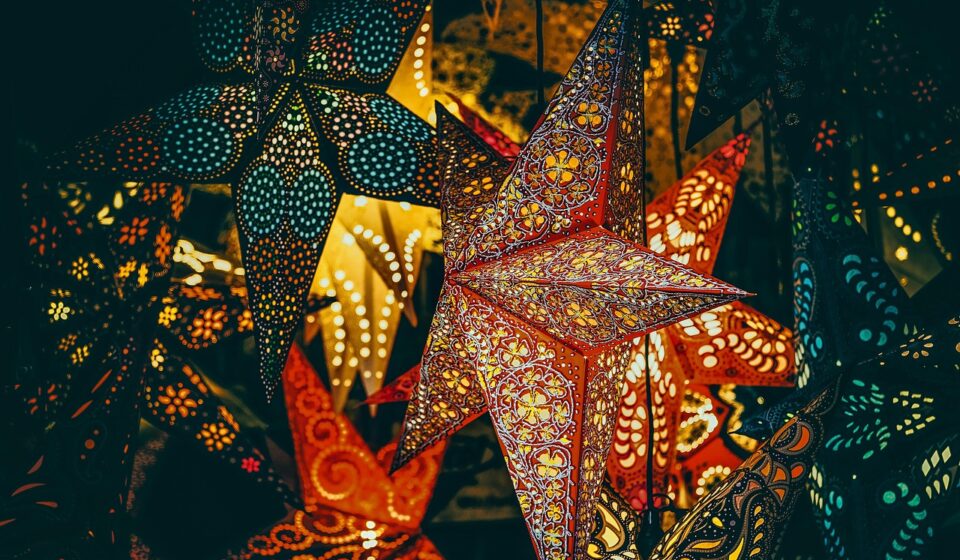 stars, lanterns, lighting, christmas lanterns, illuminated, decorations, christmas decorations, colorful, flea market, christmas market, stand, sales stand, stall, sale, christmas, advent, christmas time, christmas background, happychristmas, christmas wallpaper, christmas, christmas, christmas, christmas, christmas, christmas background