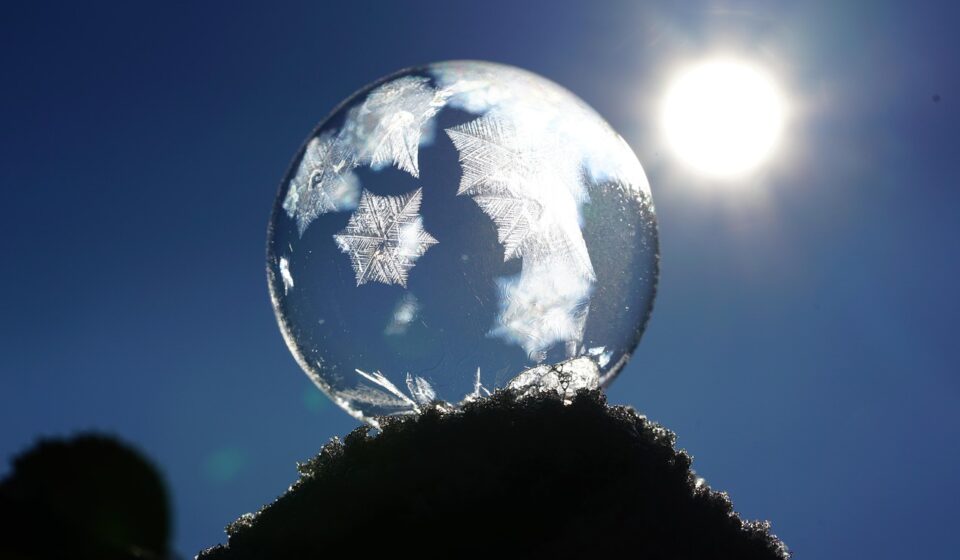 soap bubble, crystals, ice crystals, freeze, cold, bubble, backlighting, winter, bullet, wintry, frozen, frost, spherical shape, spherical, icy, icy cold, ice flowers, crystal growth, crystalline, snow, ice cream, the winter's tale, winter magic, nature, fairytale, magical, magic, frozen bubble