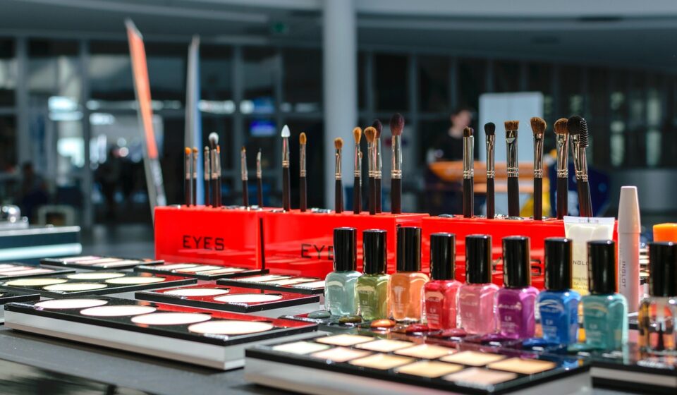 beauty salon, spa, cosmetics, biological, people, customers, makeup, cosmetic brush, cosmetic, fair, show, powder, accessories, beauty, shadows, face, lipstick, painting, woman, paint, elegance, colorful, fashion, eye painting, nails, lacquer, ink, exhibition, store, living room, sale, crayons, hybrid, hybrid lacquer, nails hybrid, beauty salon, beauty salon, beauty salon, beauty salon, beauty salon